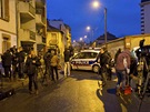Novinái ekají u ulice v Toulouse, kde francouzská policie v noci obklíila...