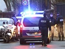 Francouzská policie blokuje ulici v Toulouse, kde v noci obklíila dm, ve...