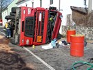 Nehoda cisterny peváející asfalt v Kravaích 