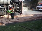 Nehoda cisterny peváející asfalt v Kravaích 