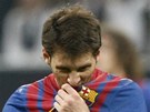 NESPOKOJEN. Argentinsk fotbalista Lionel Messi se bhem duelu AC Miln vs....