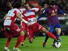 NEZASTAVITELNÝ. Lionel Messi z Barcelony (vpravo) se v utkání proti Barcelon...