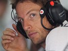 VYRUENÝ. Jenson Button z týmu McLaren pi tréninku na Velkou cenu Malajsie v...
