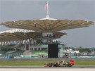 NA TRATI. Kimi Räikkönen z týmu Lotus pi tréninku na Velkou cenu Malajsie v