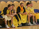 Basketbalisté Sokola Hradec Králové na lavice.