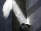Slunení paprsek prochází 25. bezna otvorem jedné stny katedrály v Pise a...