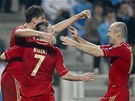 OSLAVA HVZDNÉHO TRIA. Arjen Robben (vpravo) a Franck Ribéry gratulují ke gólu
