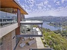 Luxusní vila leí u jezera v kopcích Hollywoodu a je z ní krásný výhled na...