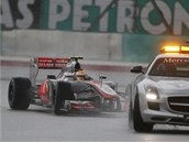 Lewis Hamilton nsleduje safety car.