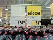 Čtenář napsal: Jak je vidět na fotce, vpravo Coca Cola v akci stoji 25 korun