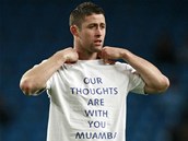 ...i Gary Cahill z Chelsea. Vichnivzkazuj, e pej fotbalistovi brzk...