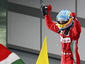 OSLAVA S VOLANTEM. Fernando Alonso se raduje z vtzstv ve Velk cen Malajsie...