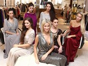 Finalistky �esk� Miss 2012 ve ve�ern�ch �atech britsk� zna�ky Temperley London