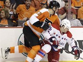 SE MNOU BUDE MT PROBLMY. Obrnce Philadelphie Pavel Kubina (vlevo) se vrh