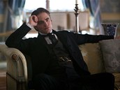 Robert Pattinson jako Georges Duroy z filmu Miláek