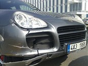 Porsche Cayenne pražského lobbisty a podnikatele Romana Janouška, který boural