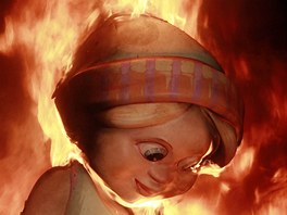 Vrcholem festivalu je spálení ohromných figurín ze deva a papírmae. Plamenm...