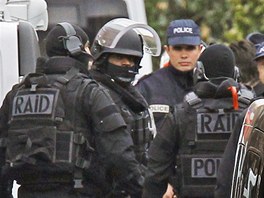 Francouzt policist ze zsahov jednotky a hasii nedaleko domu, ve kterm se