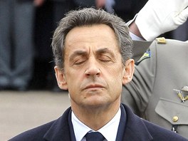 Francouzsk prezident Nicolas Sarkozy a ministr obrany Gerard Longuet (vlevo)...