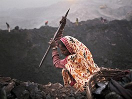 Indická dlnice kutá uhlí v povrchovém dole u vesnice Bokaphari na východ...