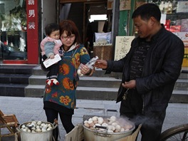 V ínském mst Tung-Jang se prodávají vejce vaená v moi (26. bezna 2012).
