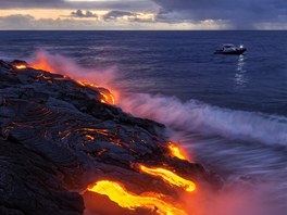 Po úboí sopky Kilauea na Havaji stále tee láva. Pozorování pírodních...