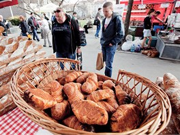 Francouzské croissanty a bagety na českém farmářském trhu (22. března 2012,...
