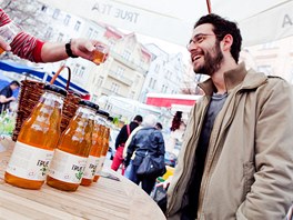 Na trhu můžete ochutnat i ledový zelený čaj (22. března 2012, Praha).