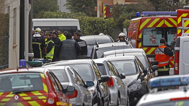 Policisté a hasii postávají u domu v Toulouse, ve kterém se skrývá údajný vrah...