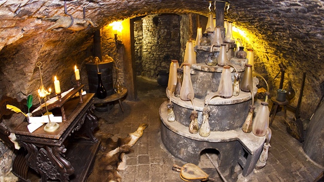 Přes pracovnu alchymisty se návštěvníci "tajným" vchodem dostanou do podzemí, které představuje hned několik dílen – na destilaci elixíru mládí, výrobu zlata a na výrobu skleněných baněk a lahviček, ve kterých se pak elixír prodával.