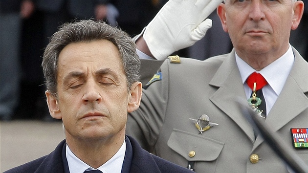 Francouzsk prezident Nicolas Sarkozy na pohbu zabitch vojk v Montaubanu (21. bezna 2012)