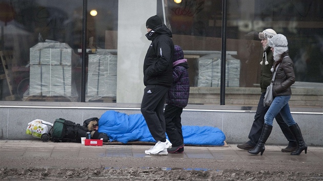 Bezdomovec pespvajc v ulicch Stockholmu