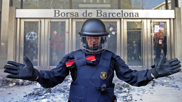 panlský policista brání barcelonskou burzu (29. bezna 2012)