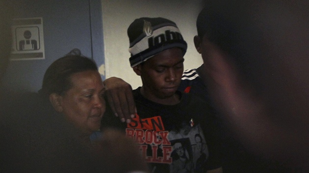 Mladého trosečníka vítaly po jeho návratu do Panamy davy lidí (28. března 2012)