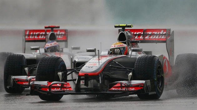 Lewis Hamilton (vpravo)  a jeho týmový kolega z  McLarenu Jenson Button. 