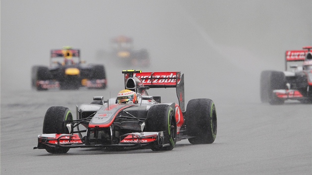 KRÁTCE PO STARTU. V ele Velké ceny Malajsie jede Lewis Hamilton.