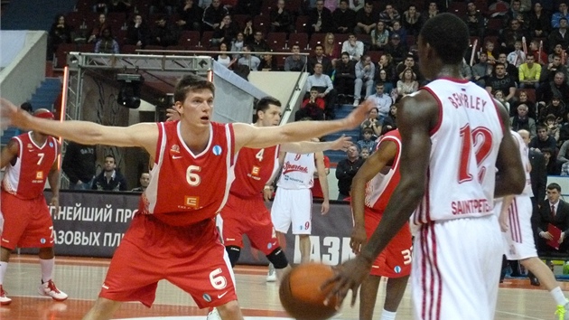 Pavel Pumprla z Nymburka brání soupe�e z Petrohradu ve �tvrtfinále Eurocupu. 
