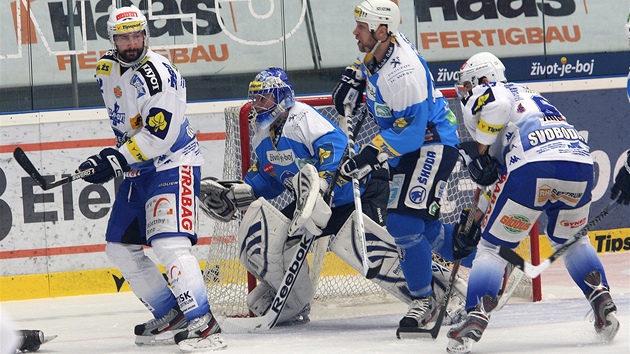 Hokejisté Komety Brno (v bílém) obléhají branku plzeského Marka Mazance.