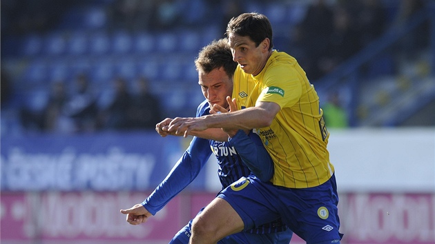 T�LO NA T�LO.  Michael Rabu�ic (vlevo) z Liberce a Milan Matula z Teplic. 