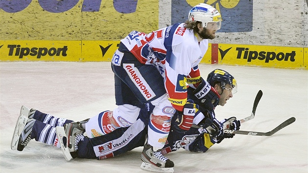 Casey Borer z Pardubic ppendlil k ledu libereckho Petra Nedvda.