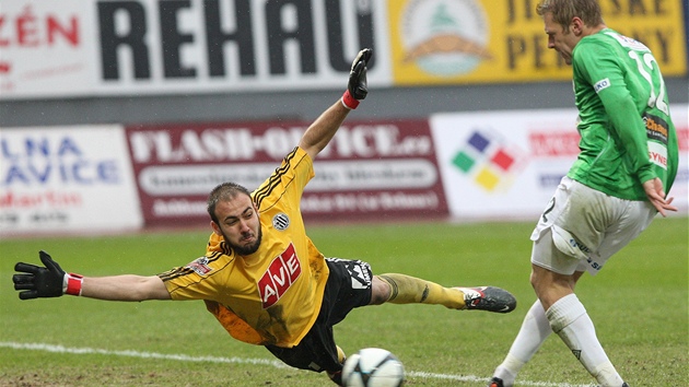 BEZ �ANCE. Bud�jovický branká� Dela� se natahuje marn�. Piták v pohod� p�idává