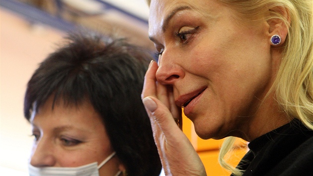 Ra�b� pam�tních medailí Václava Havla p�ihlí�ela jeho man�elka Dagmar.