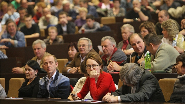 Lidé z Karviné zcela zaplnili pednákový sál Slezské univerzity, kde zástupci
