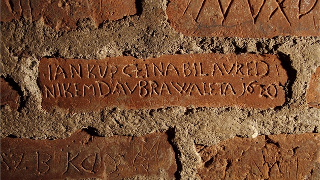 Rozlu�t�ní jedné z rytin nalezených ve sklepení pod v�í zámku Hrubý Rohozec by