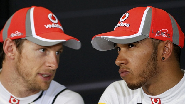 TÝMOVÍ KOLEGOVÉ. Brití piloti formule 1 Jenson Button (vlevo) a Lewis Hamilton