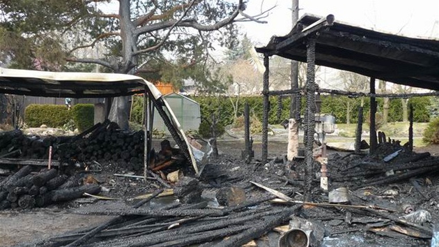 Při požáru v obci Hubenov na Jihlavsku lehla popelem dřevěná kůlna. Škoda se kvůli množství uskladněného nářadí vyšplhala až na sto tisíc.