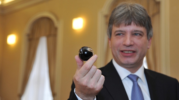 Brnnský primátor Roman Onderka ukazuje kuliku, kterou bude orloj na námstí