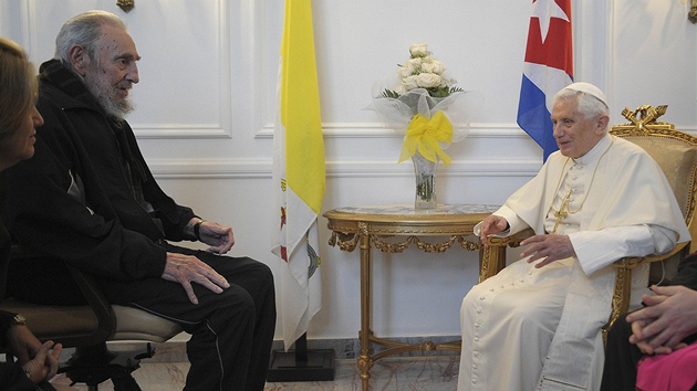 Pape Benedikt XVI. na schzce s Fidelem Castrem.