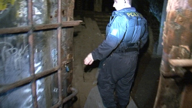 Policist hledaj mladou dvojici, kter se ztratila v podzem pod metronomem na prask Letn.