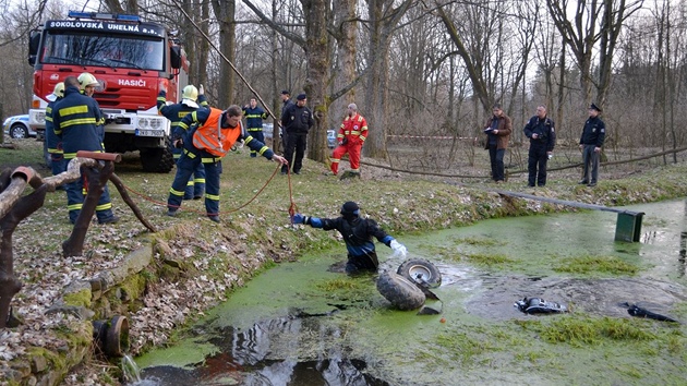 Hasii vyproovali idie a tykolku z rybnku mezi Dolnmi Nivami a Jindichovicemi na Sokolovsku. (27.3.2012) 